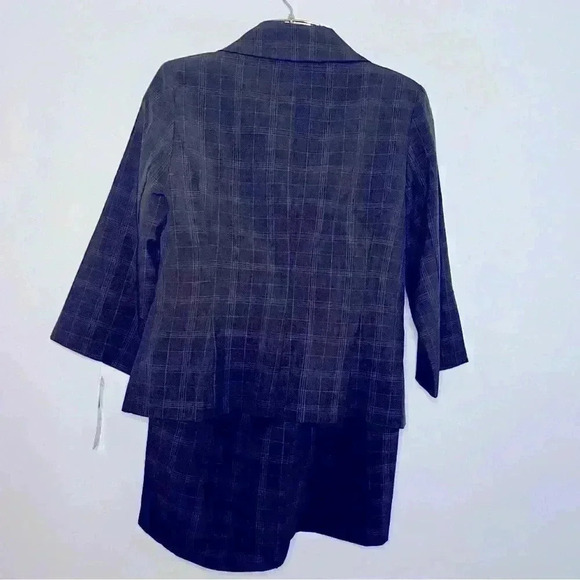 T. Milano Classic 2-piece Skirt Suit, NWT, Size 6 - Picture 2 of 8